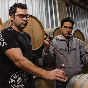 norberto-paez-e-sebastian-bisole-enologos-e-socios-da-paso-a-paso-300x300.jpg