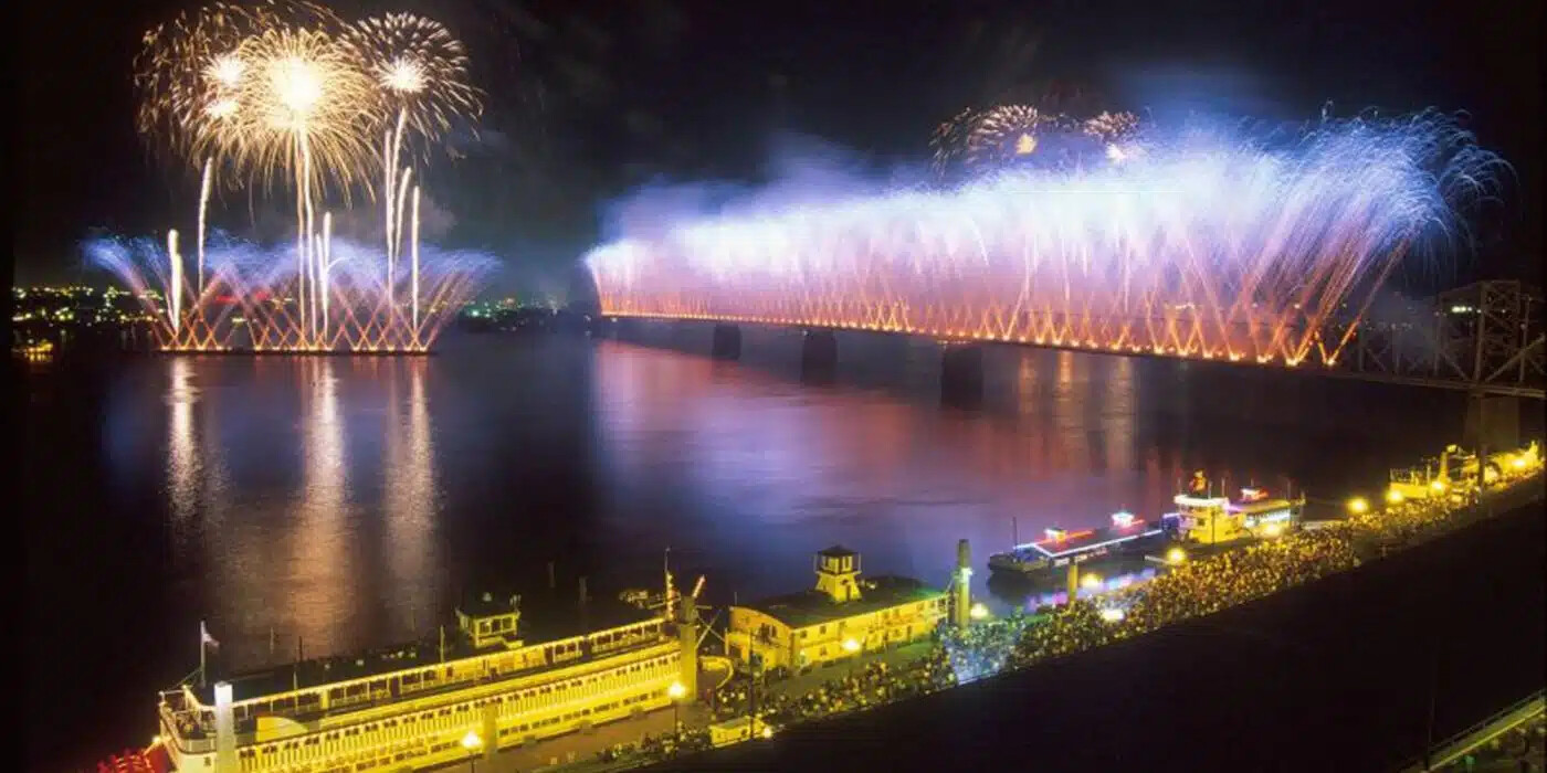 thunder_louisville_fireworks_02_4739c54e174f66b55f651ecc1534086d.jpeg_image