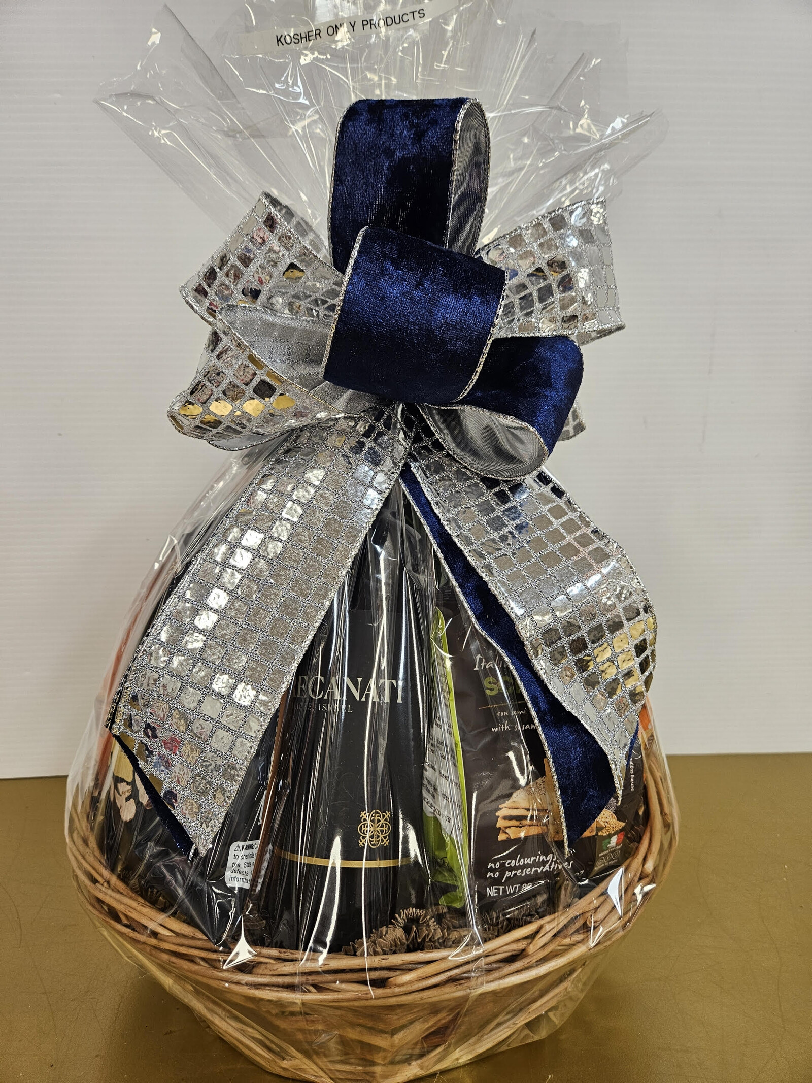 Kosher_wine_basket.jpg