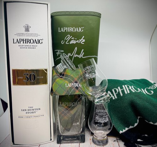 Laphroaig 30yr Ian Hunter Book 1: Unique Character Gift Pack